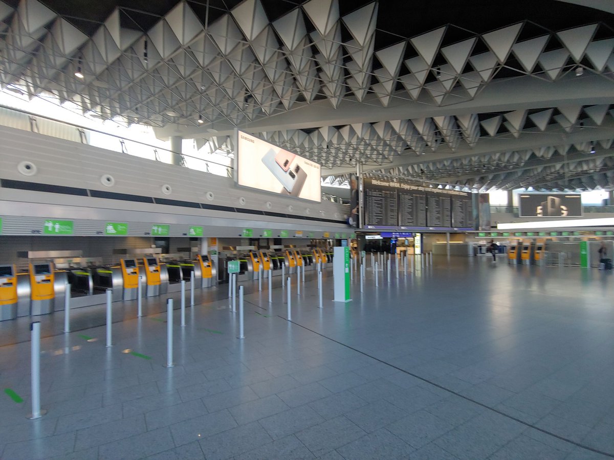 DreamTravelOP's tweet photo. #CoronaTravel lots of flights, no passengers @Airport_FRA https://t.co/Dw2uHMR0XB