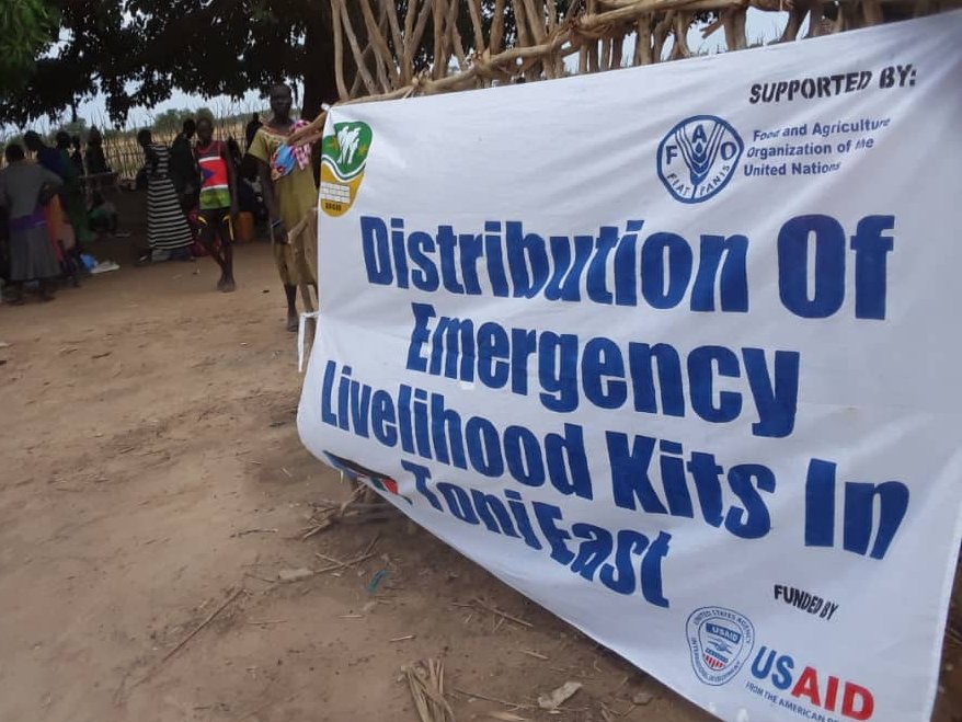 Thanks to generous funding from 🇺🇸 @USAIDFFP, we've distributed emergency livelihood kits to over 1 million food-insecure people, all the while respecting #COVID19 precautionary measures. #ZeroHunger