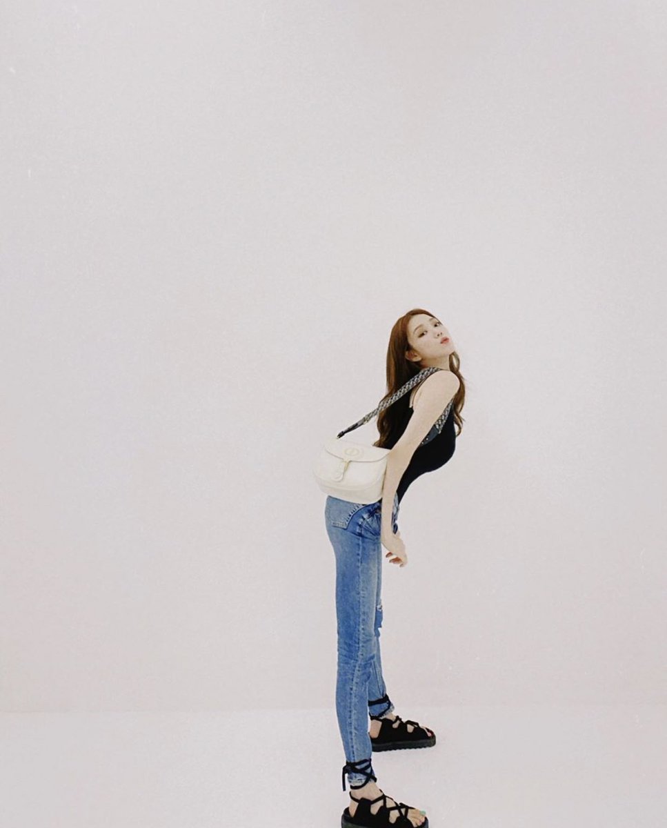 aboutheybiblee's tweet photo. 200612 | [📷] heybiblee: 💋
#diorbobby https://t.co/WHRmL2EgIH