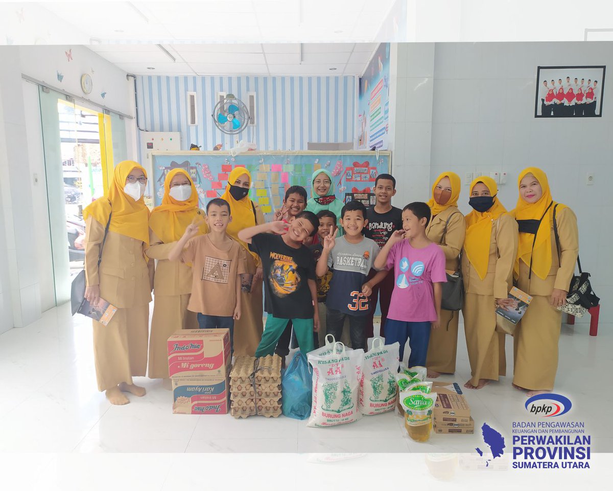 BpkpSumut1's tweet photo. Memperingati HUT KBI BPKP ke-19 tahun DWP BPKP Sumut membagikan sembako kepada dua panti asuhan yaitu Panti Asuhan Yayasan Al-Kahfi cabang Medan Jalan SM. Raja Gang Arifin No. 72 Medan Amplas dan Panti Asuhan Yayasan Talenta Delpita Jalan Pintu Air IV No. 388 Medan Johor. https://t.co/6RYhPG6kjg
