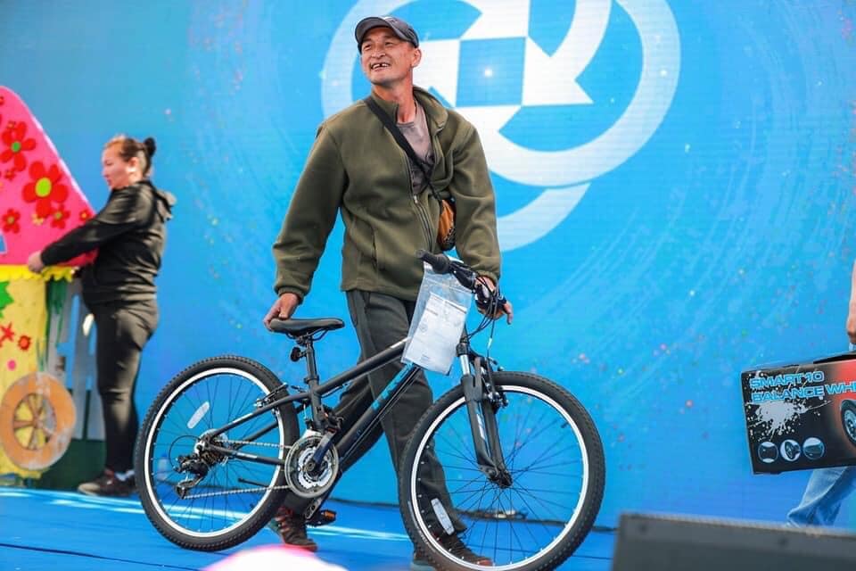 Авъяасаараа хүүдээ унадаг дугуй хожсон гэнэ. Нээх гоё тийм нэг үнэн,  баяр хөөр, аз жаргал мэдрэгдэж байна.