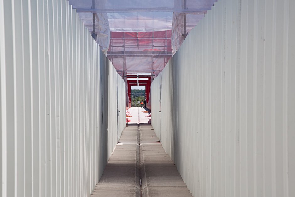 CergyPontoise95's tweet photo. CHANTIER |🚧 La passerelle de l’#AxeMajeur fermée au public jusqu’à mi-juillet⛔️ Le chantier d’embellissement de l’ouvrage entre dans une phase de travaux qui n’autorise pas l’accès au public pour des raisons de sécurité. (1/2) https://t.co/GljFblNOWn