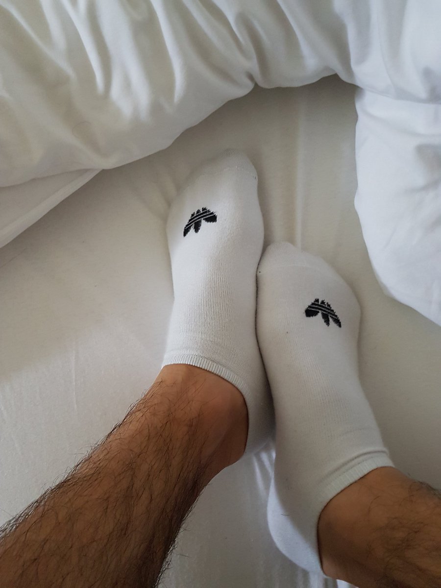 Huh986's tweet photo. Na, wer will da mal am Fußende liegen? 😋 #sneakersox #anklesox #whitesox #twink https://t.co/fJeWWa5QNy