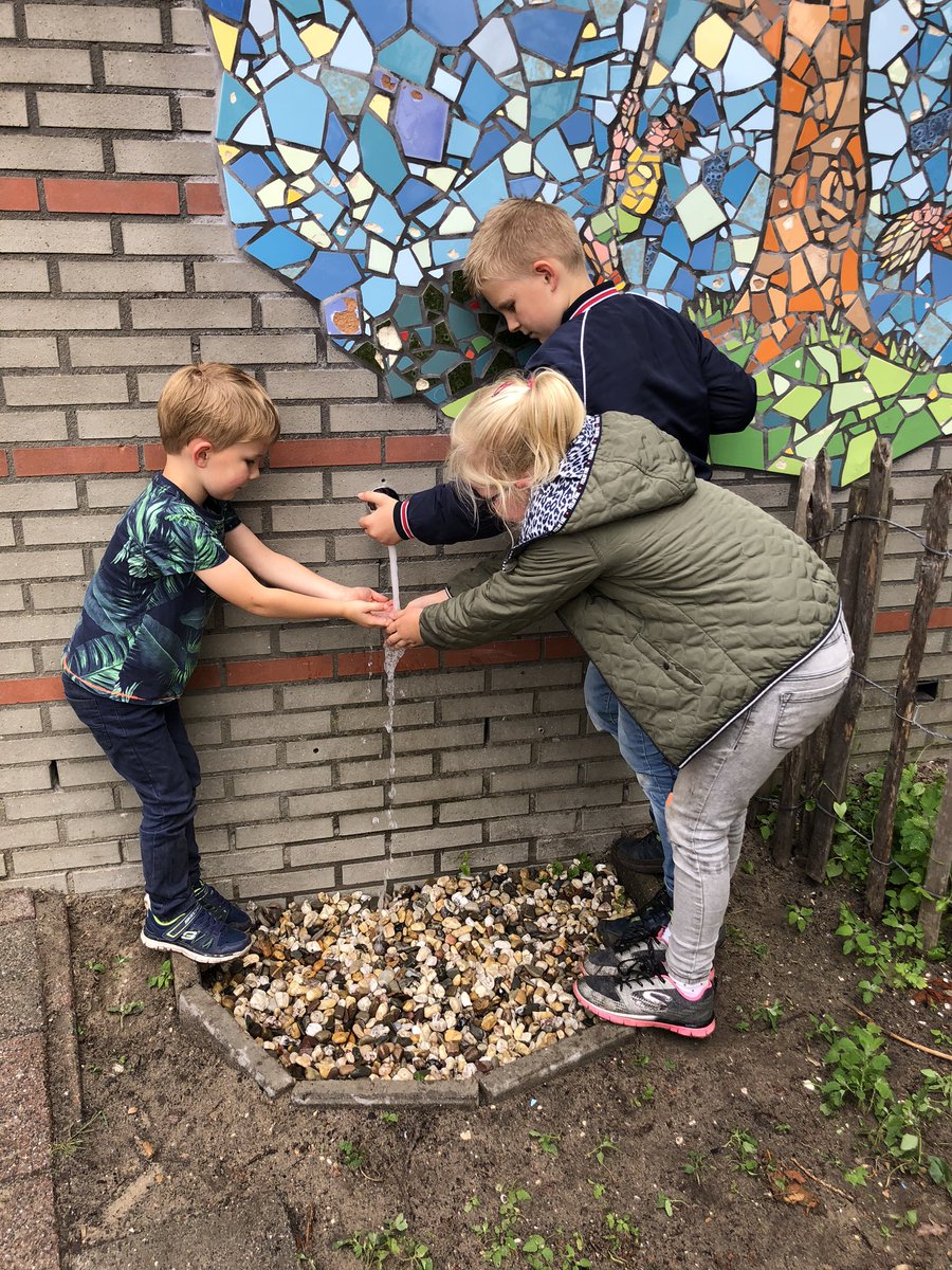 MarcvdGeer's tweet photo. Fijn! De buitenkraam @SchatRijk is geïnstalleerd! Naast de #Doppers voor gebruik binnen, hebben we nu ook buiten fris drinkwater. Met dank aan @GezondeSchoolNL https://t.co/wwoIWbAbNv