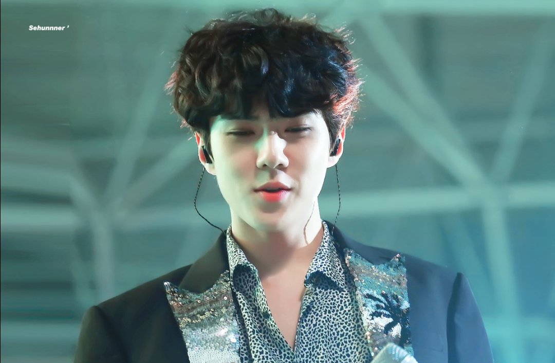 IMBYUNX's tweet photo. sehun sacini bu sekil yap ama rengi pembe kalsin nasi fikir https://t.co/zuxG2ak21t