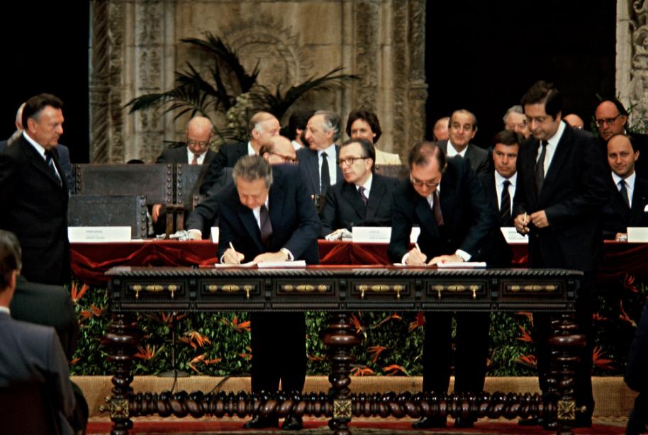 ¡Hoy se cumple el 35 aniversario de la firma de los Tratados de adhesión a la UE🇪🇺 de España 🇪🇸 y Portugal 🇵🇹 ! 📷La firma, #undíacomohoy el 12 de junio de 1985. El 1 de enero de 1986 entraron en vigor la adhesión de ambos países. ¡Aquí más fotos!→ europa.eu/!Uv48wR