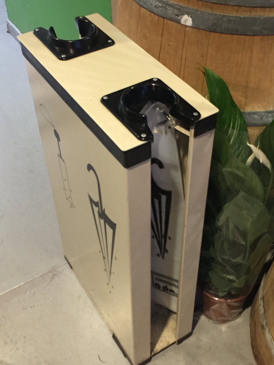 BasileIk's tweet photo. Belle aberration de ⁦@leroymerlinfr⁩ qui propose des sac plastiques à parapluie pour ne pas épandre quelques goutelettes dans leur magasin ...  #ecologie #plastic #plastique https://t.co/bdK4gdLJpD