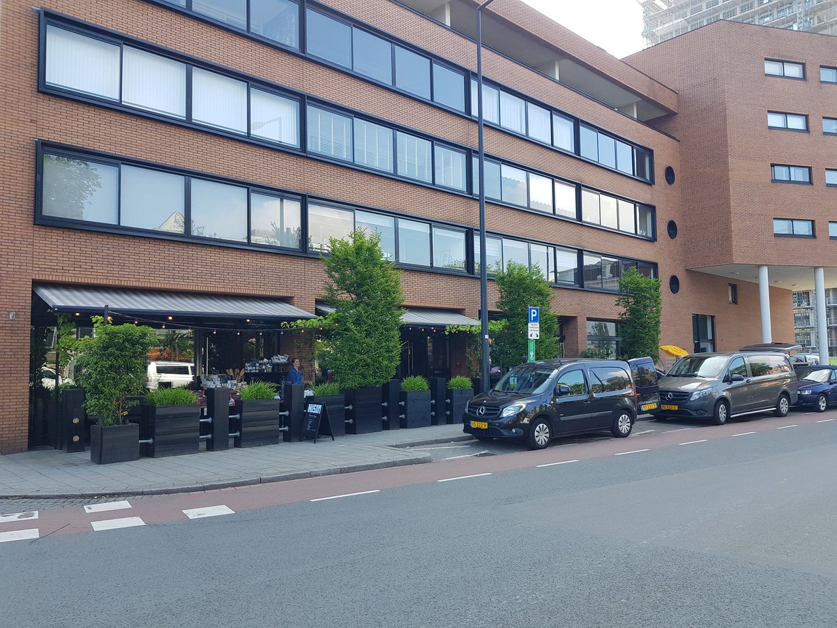 marian070249's tweet photo. De #Scheepstimnermanslaan is weer volop in beweging.
#Huson met perziken en andere lekkernijen.
#Krijn met bloemen en planten.
#Buza met @schmidt_zeevis met nieuwe #haring.
#scheepvaartkwartier https://t.co/5Fp3LIClkH