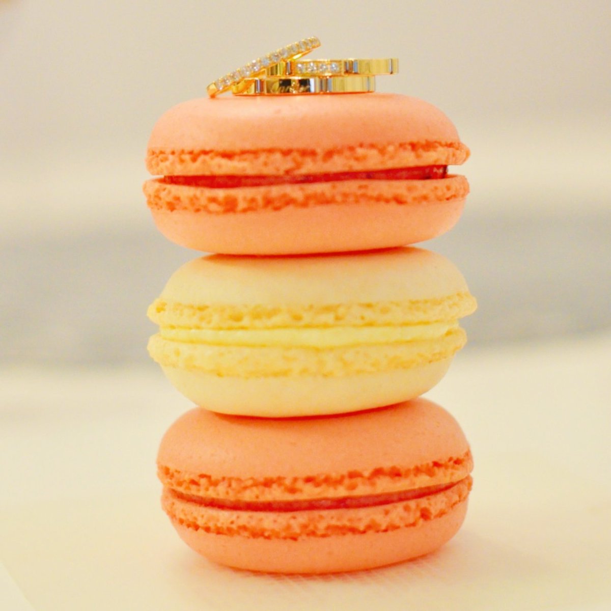 yukorin_vo's tweet photo. このためだけに購入されたマカロン
#結婚指輪 #マリッジリング #marriagering #Cartier #カルティエ #マイヨンパンテール #maillonpanthere #cartierring #指輪フォト #portrait #リングフォト https://t.co/aM33XWgnfF