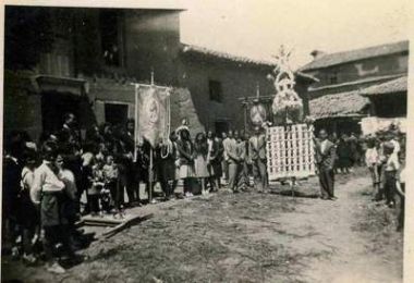 zanatlali's tweet photo. Se cuenta que durante el Jueves de Corpus Christi, el Santísimo era presentado en el Zócalo y las personas que acudían desde lejos, llevaban sus ofrendas y víveres para el viaje en mulas. esto motivó a que se conociera también como el "Día de las mulas" https://t.co/qeTUPk1POA