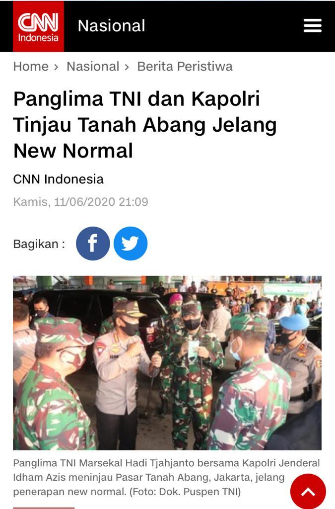 HumasPadang's tweet photo. https://t.co/ZUJQleD5PW Anggota TNI-Polri harus lebih ekstra lagi dalam memberikan edukasi kepada masyarakat sekitar pasar. Salah satunya dengan memasang sebuah spanduk tentang bahaya virus corona #TNIPolriKawalNewNormal https://t.co/uJY367zPuJ