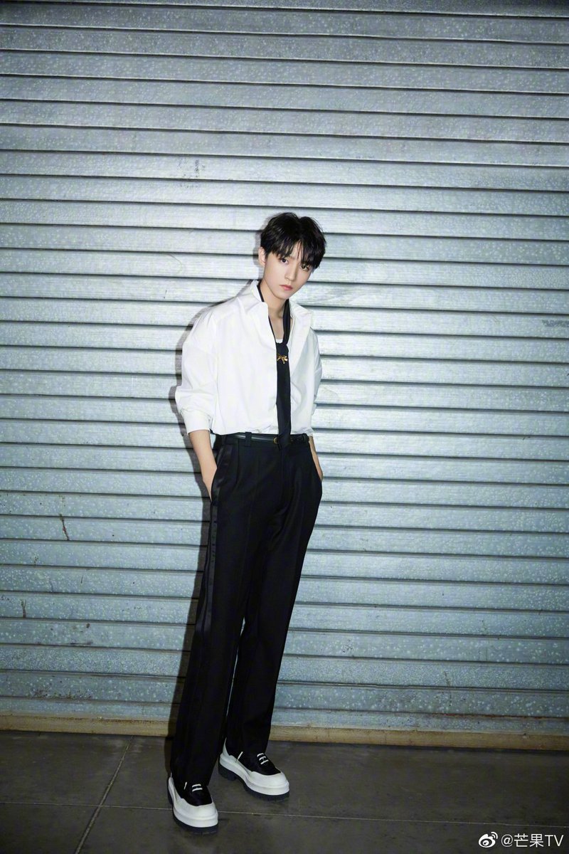 Angela_Tiwi's tweet photo. 20200612 TFBOYS-Wang Junkai's work style in "Me to Us 我们的乐队" is freshly released 
 a full set of black collocation with some bright colors, is a familiar teenager
https://t.co/atjPpnSGjO  #WangJunkai #KarryWang #MetoUs https://t.co/5jIzD7hMlQ