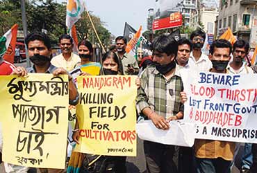 6.भांडवलशाहीला विरोध करणाऱ्या कम्युनिस्ट मानसिकतेच्या लोकांनी २००७ मध्ये एका विदेशी कंपनीला १०००० एकर जागा मिळवून देण्यासाठी गरीब शेतकऱ्यांच्या जमिनी लुटल्या आणि ज्यांनी ह्याला विरोध करायचा प्रयत्न केला अश्या १४ शेतकऱ्यांना मारलं गेलं....(23/25)