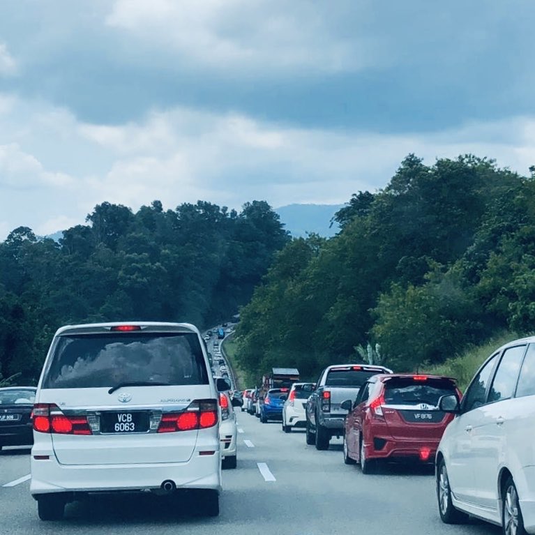 Live dari Lebuhraya Pantai Timur @LPTTrafik @twt_terengganu , trafik sesak menuju ke Terengganu. Selamat memandu & menunggang belake. Selamat Pulang Perantau 😘

#Aidilditri1441H
#VisitPulauManisSerada
#FightingCovid19
#KitaJagaKita