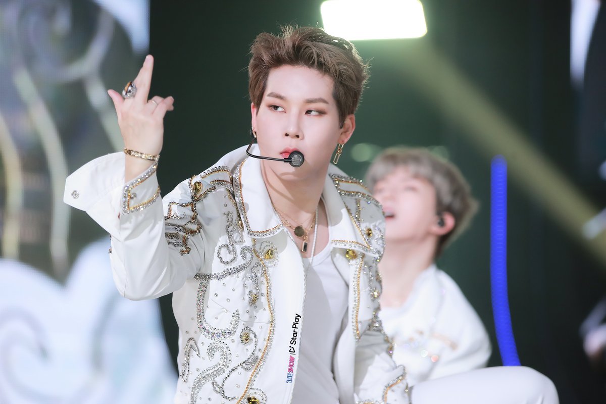 mystarplay's tweet photo. #몬스타엑스 는.. 발을 잘 못 딛어서 인간세계로 떨어진 신이 아닐까요? 떨어진 김에 '내가 사람들을 구원해 주겠어!'하고 아이돌 하는 것 같아요😭 갓벽몬엑...❤️

@OfficialMonstaX #MONSTAX #셔누 #민혁 #기현 #형원 #주헌 #아이엠 #스타플레이 #더쇼 #SBSMTV #starplay #gleammedia https://t.co/CzY1sMzeoS