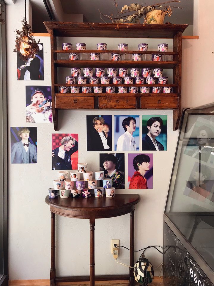 SOLID_RM_JP's tweet photo. - ♡
ᵀᴴᴱ ᴾᵁᴿᴾᴸᴱ ᴱᵀᴱᴿᴺᴬᴸ
-
DAY 1
#PURPLE_ETERNAL in Tokyo 🌹

Cafe Esola Aoyama [10:30 ~ 16:30]
素敵な装飾です！！

訪れる際、マスクなどの予防対策とか熱中症対策をしっかりお願いします😭

#HAPPYBTSDAY
-
𝟽 ᵞᴱᴬᴿˢ ᵀᴼᴳᴱᵀᴴᴱᴿ, ᴬᴺᴰ ᶜᴼᵁᴺᵀᴵᴺᴳ
- ♡ https://t.co/E1dRYJx7Rc