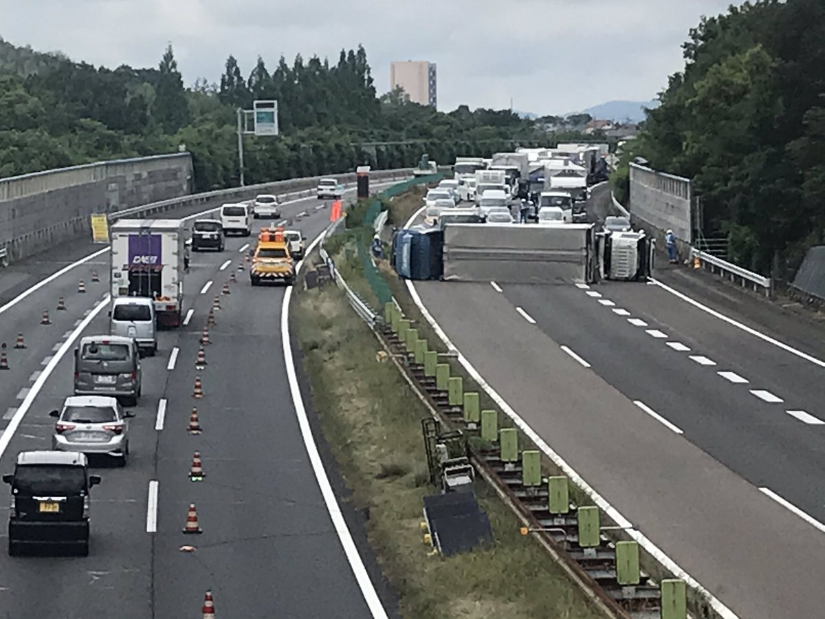 Tacapon55 なんかヘリが騒がしいなぁっと思ったら事故 東名高速 上り 守山 名古屋間でトラックが横転してる こりゃ 復旧に時間がかかりそうだな 東名高速 事故 横転 安全運転 スピードはひかえめに