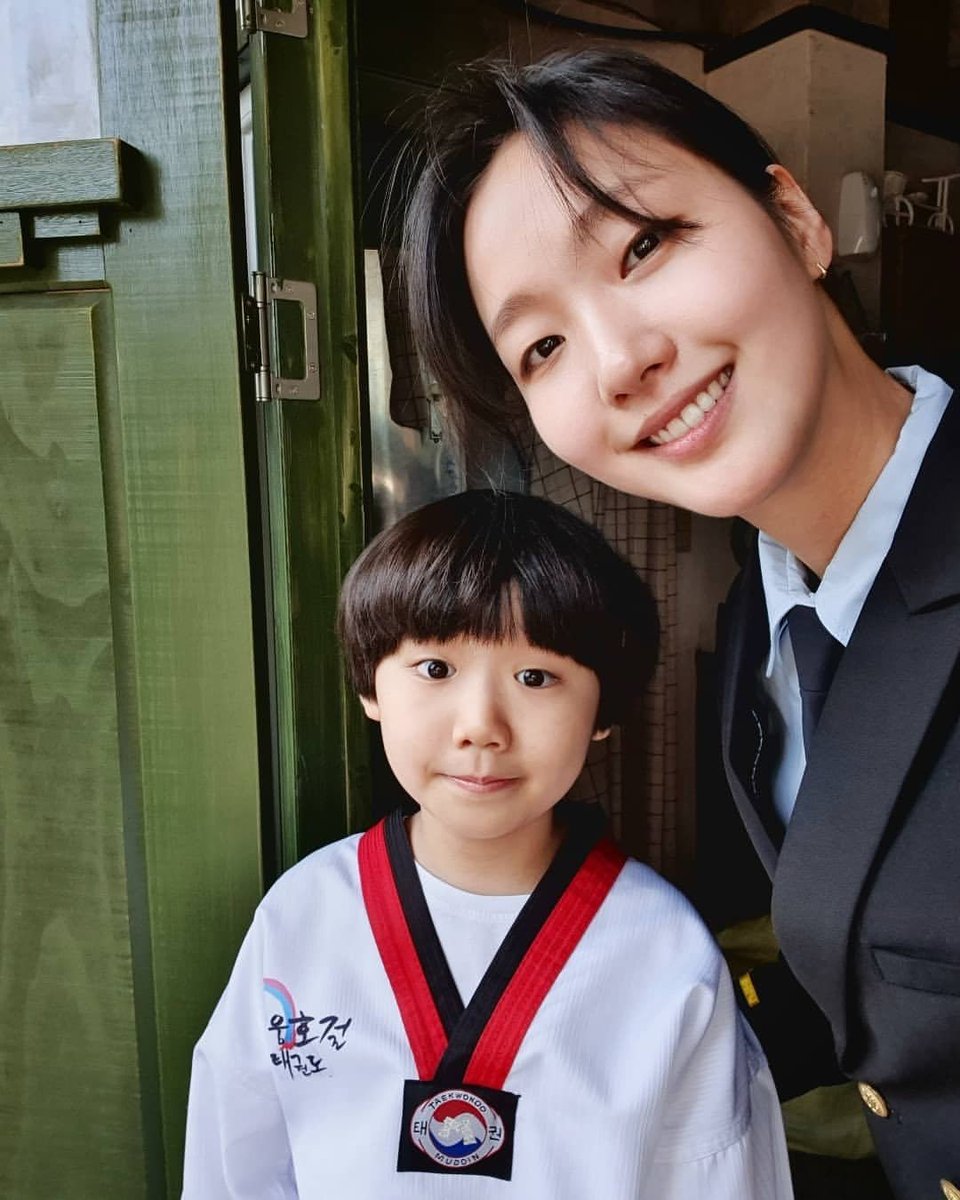 Eun Sup’un ikiz kardeşlerinden birini canlandıran küçük aktör ile. pic.twit...