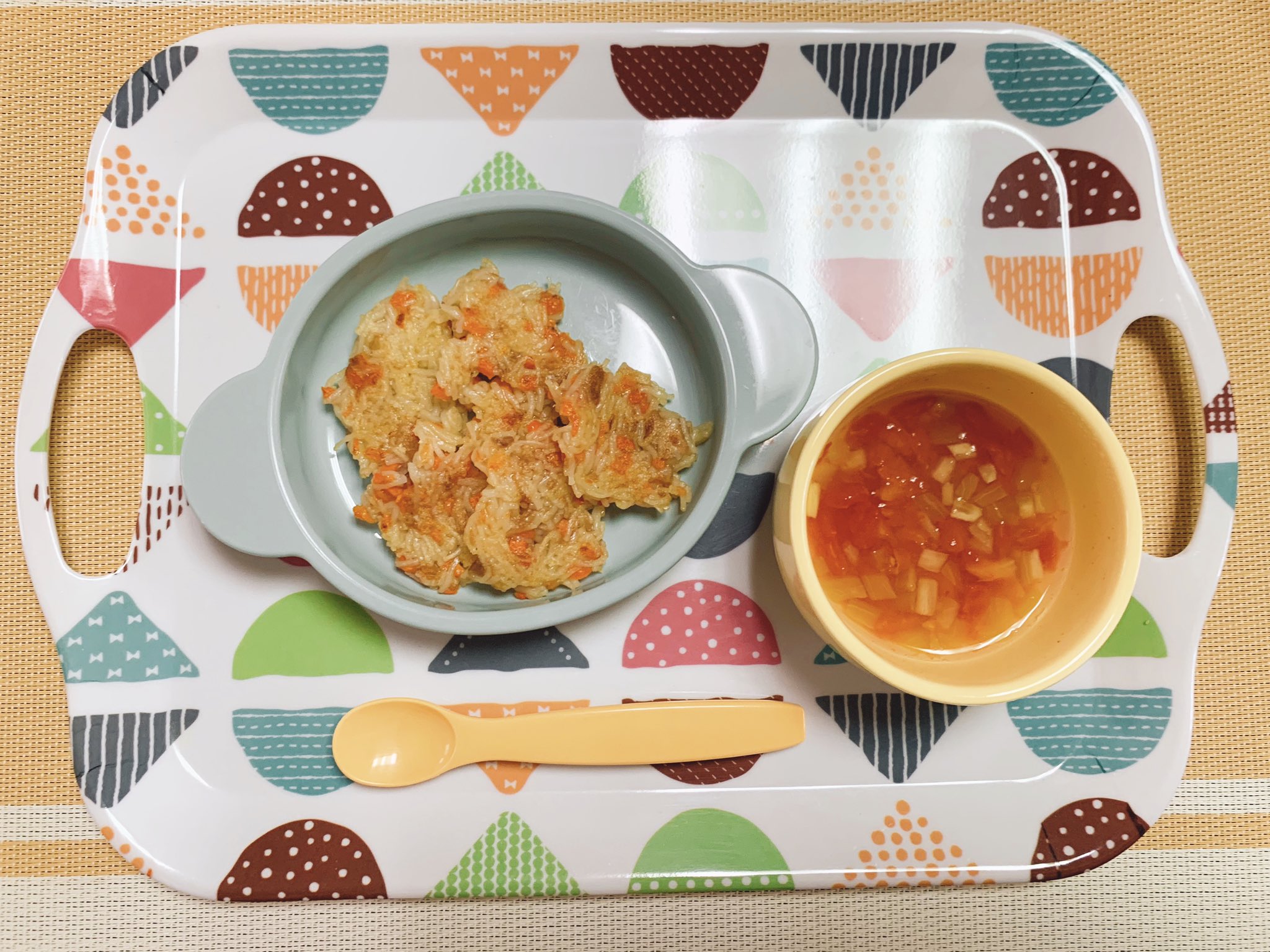 ことぱ 2人目妊娠中 おちび のお昼ごはん ツナとそうめんのおやき トマトとナスのスープ 手づかみ食べはしてくれなかったけど味は好みだったようで無事完食 トマトスープは最近お気に入り 離乳食 離乳食後期 カミカミ期 手づかみ食べ