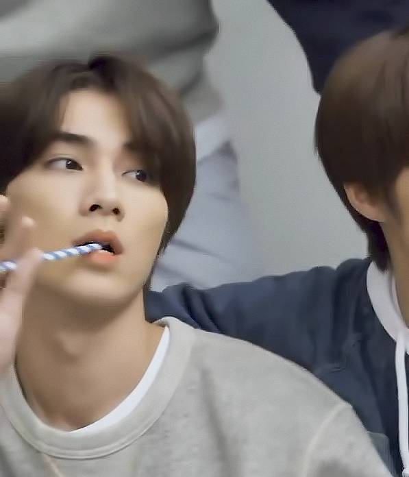 Hourly Xiaojun tweet media