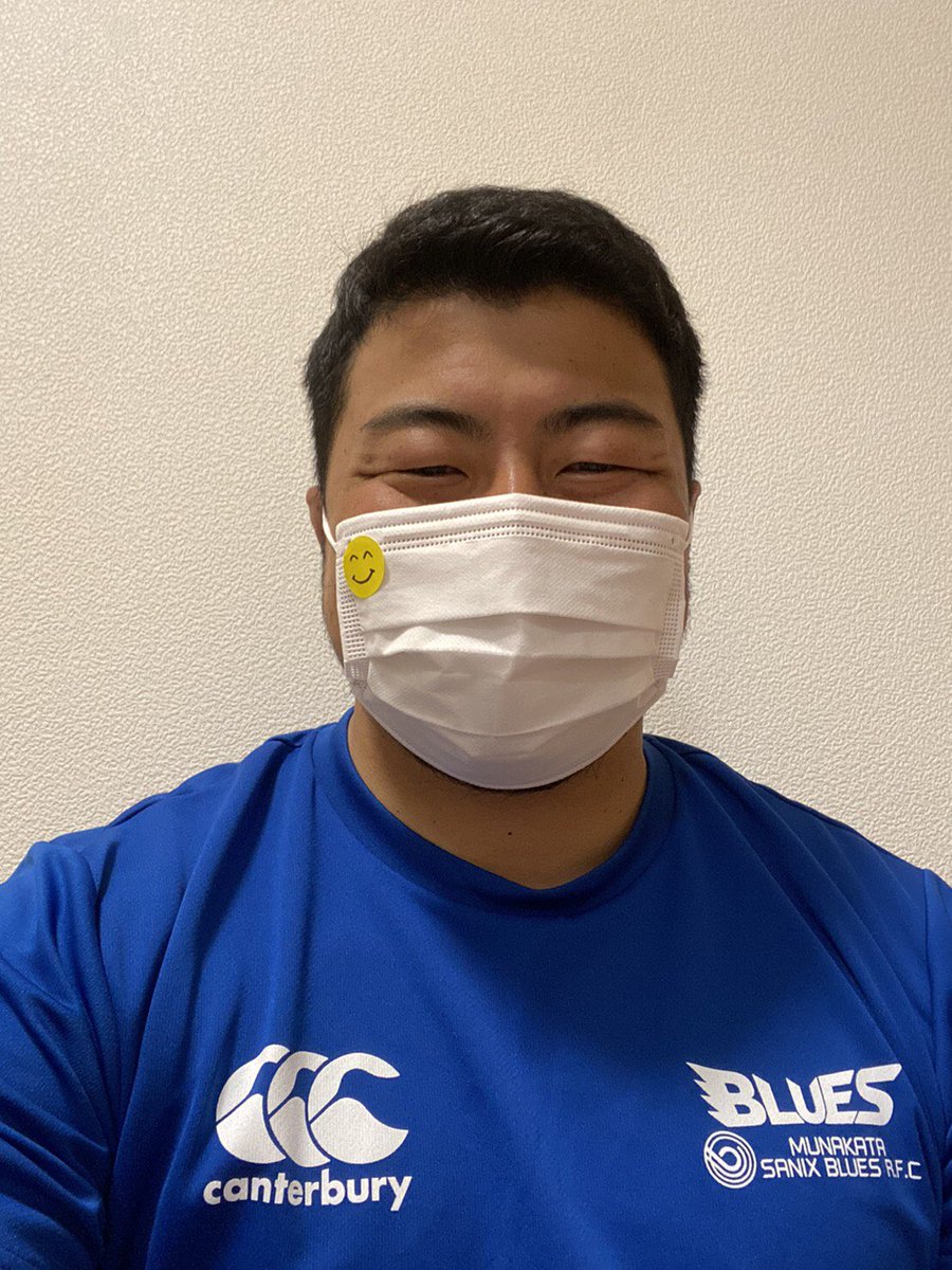 sanixblues_kite's tweet photo. 【 #スマイルマスク運動 】
マスク姿でも笑顔を忘れずに😄
マスクを嫌がる、怖がる、そんな子どもたちのためにマスクにニコちゃんシールを貼ったことで始まった運動です！
#屋宜ベンジャミンレイ #加藤一希 
#smilemask #smilemask運動 #スマイルマスク #munakatasanixblues #サニックス #ラグビー https://t.co/MwQIF2wkn1