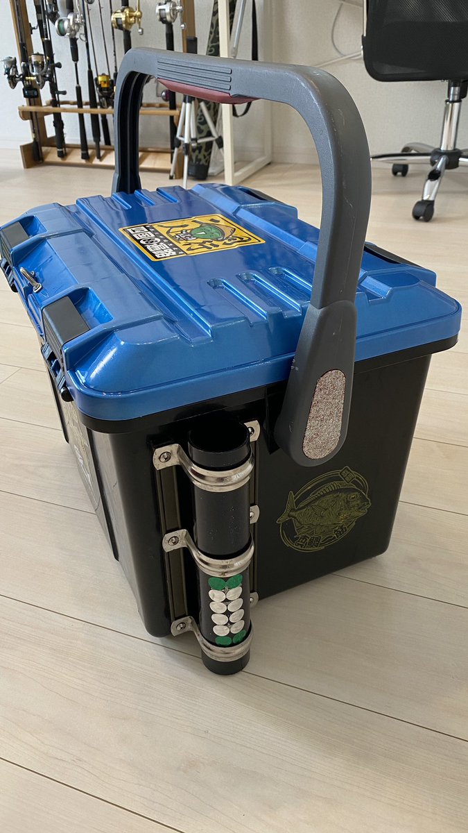 スタラバ釣りch スガ ドカット タックルボックスの蓋をブルメタに自家塗装後 箱側は手を入れて無かったのでステッカーにてイメチェンしてみた Ringstar リングスター ドカット タックルボックス カラー ステッカー イメチェン 自家塗装 エアー