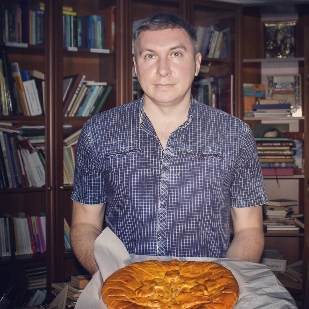 Наконец-то выпустил на свободу свое alter ego и таки сменил профессию. Всего на несколько часов, но все же стал тем, кем всегда и мечтал быть – поваром: mukmvc.ru/pirog-ko-dnyu-…