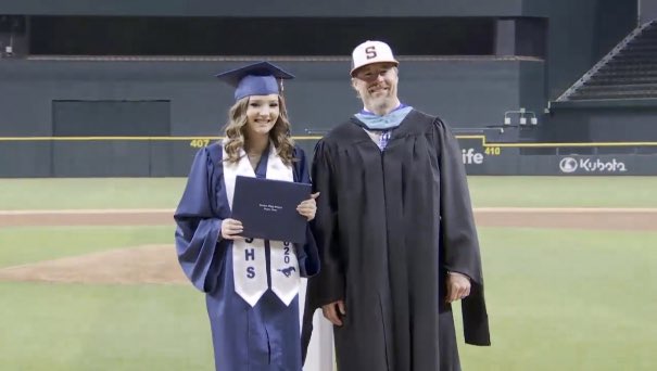 LannaThrasher's tweet photo. Couldn’t have done it without my amazing family 🥰 I GRADUATED!! https://t.co/7MNDouD0ml
