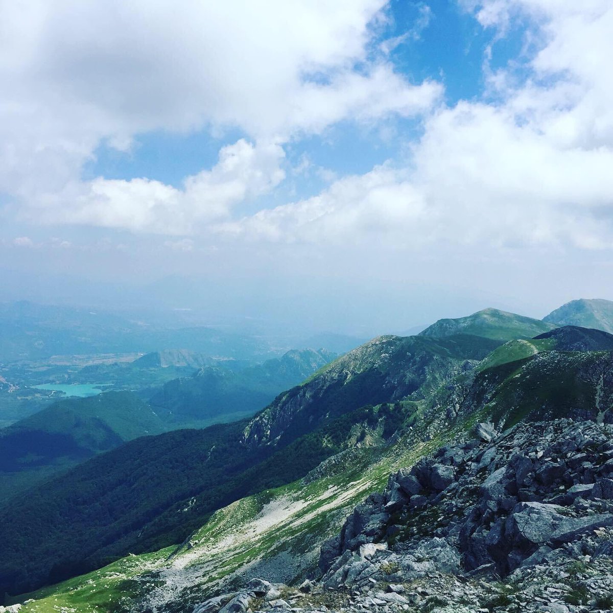 Cartoline dal #Molise.

Panorama da Monte a Mare (2160 m s.l.m.), Pizzone (IS).

Il Monte a Mare, con i suoi 2160 metri, è la montagna più alta del Molise ed è una delle cime della catena delle Mainarde, ricadente nel Parco Nazionale d'Abruzzo, Lazio e Molise.