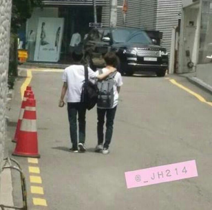 silence423_nm's tweet image. เข้าบริษัท​พร้อมกัน ห่างกันแค่ 3 ชม. เดินไปโรงเรียนด้วยกัน นั่งข้างกัน ไม่ส่งการบ้านก็ไม่ส่งด้วยกันอีก ผ่านทั้งช่วงเวลาที่ดีและร้ายมาด้วยกัน แต่นิสัยต่างกันคนนึงเงียบๆเข้าหาคนไม่ค่อยเก่งแต่ยิ้มเก่ง ส่วนอีกคนเข้ากับคนอื่นได้ง่ายและพูดเก่ง