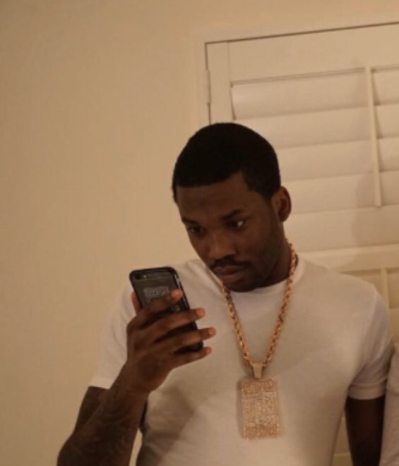 Benz2025's tweet photo. Meek pausing the trollz video every time Nicki comes on  #Nicki #TrollzVIDEO https://t.co/hK2jzW2wuR