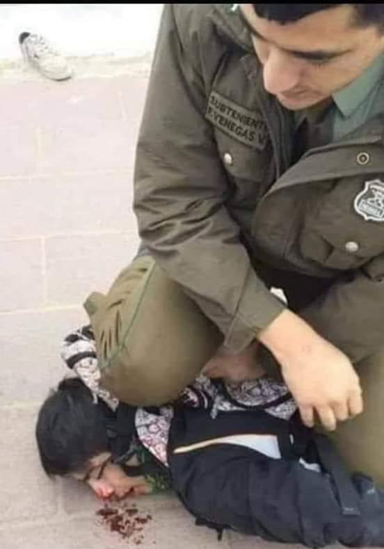 جندي اسرائيلي يقتل طفل فلسطيني ولم يتحرك العالم لاجله 
خلّي الصورة تدور في العالم لاظهار وحشية الصهاينة في فلسطين👇👇