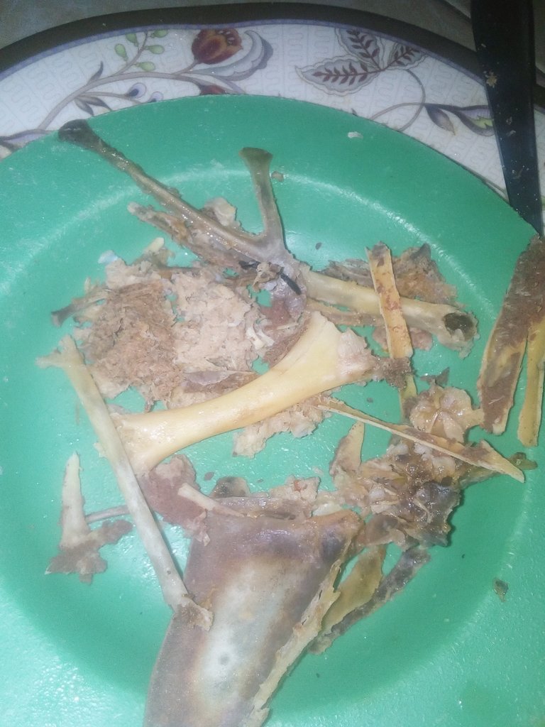 EricQuest256's tweet photo. The way @AndrewMwenda chews @JoelSsenyonyi on Economy and URA issues 😂 then after he says ,People power are full of politics , @nbstv https://t.co/B48s1z0cbw