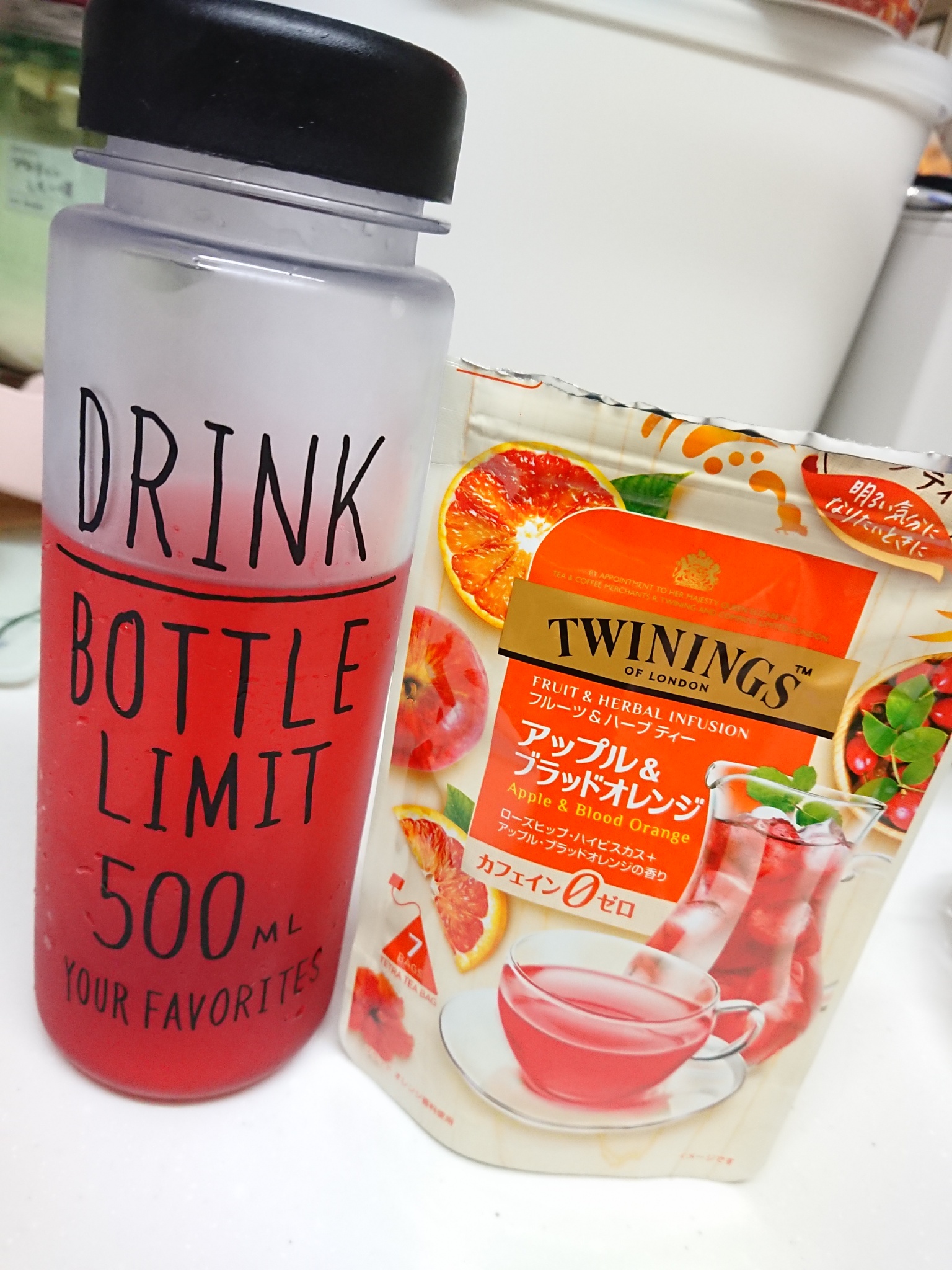 りさち 最近仕事場にマイボトル持参してるのですが 夜寝る前にティーパックをポイッと入れるだけの水出し方式が楽チンで重宝してます ルピシアの紅茶たちもめちゃ美味なのですが トワイニングのハーブティー が色味も相まってテンションあがる仕様で