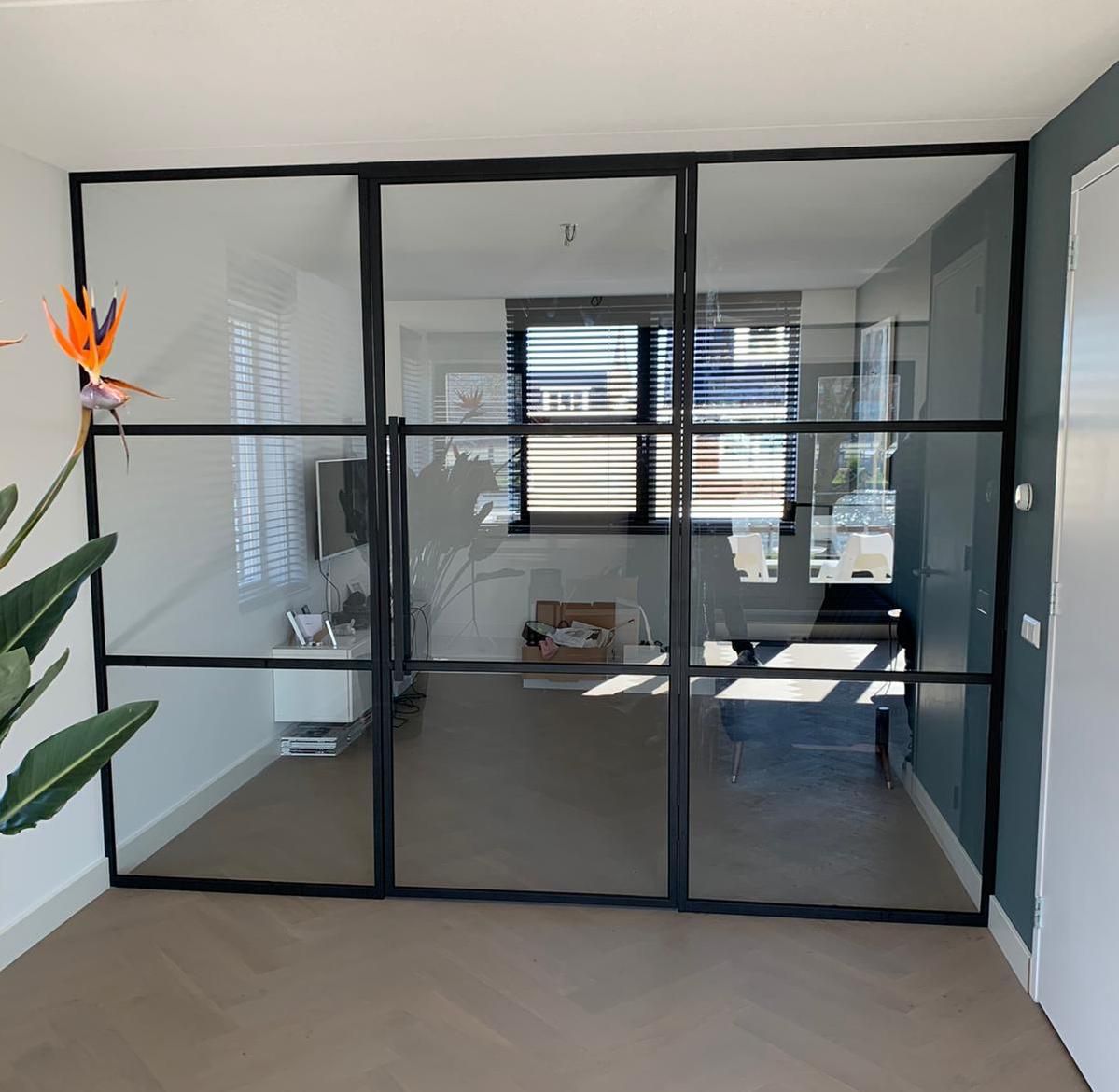 Industrieel #staal en #eikenhout vinden wij een prachtige combinatie. Helemaal in de vorm van een #stalenpui en een lichte #visgraatvloer! En jij? ⁠• #stalenpui #stalendeuren #openslaandedeuren #stalenkozijnen #wooninspiratie #herringbone #verbouwen #binnenkijken