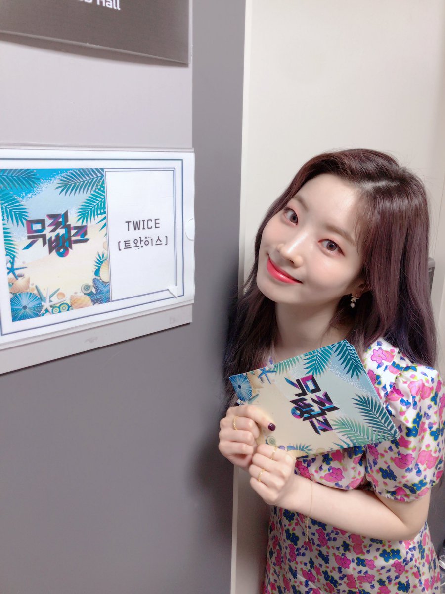 짜잔🤗 오늘, 뮤직뱅크 스페셜 MC로 다현이가 출격합니다!💕 (우리 둡.. 도대체 못하는게 뭘까..?🤭)

뮤직뱅크 스페셜 MC 둡🦅과 트와이스💎 많이 응원해주세요!

#TWICE #트와이스 #MOREandMORE #DAHYUN #다현