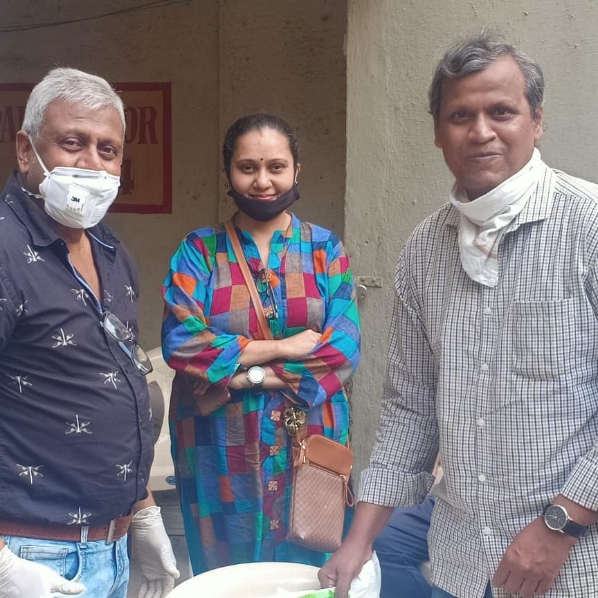 MarathiBoxOfc's tweet image. प्रिया बेर्डे आणि अमर गवळी यांच्या श्रीमंत एंटरटेनमेंटच्या वतीने मीरा रोड येथील गरजू कलाकार, तंत्रज्ञ, रंगभूषाकार, केशभूषाकार यांना धान्य वाटप करण्यात आले. यावेळी विजय पाटकर,  शिरीष राणे, विजय राणे अभिनय बेर्डे  उपस्थितीत होते.
#priyaberde #vijaypatakar #abhinayberde