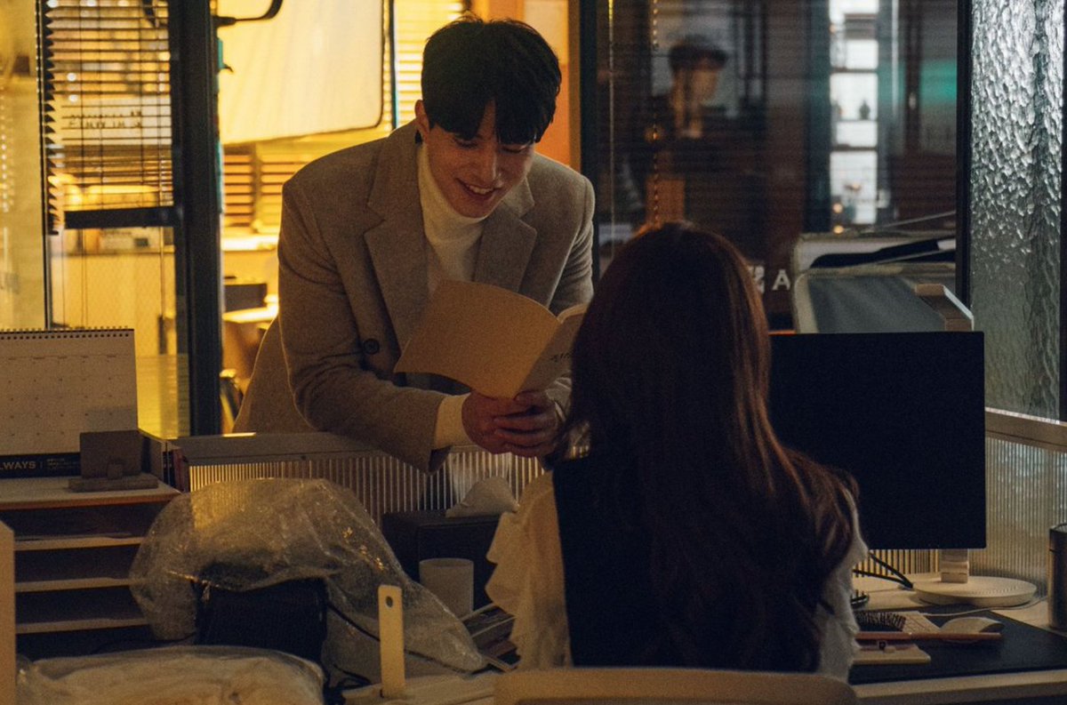 fallingtolimbo's tweet photo. TYH behind the scenes:
reading script + magazine?? + looking at phone tgt?
#TouchYourHeart https://t.co/OhC54KwIav
