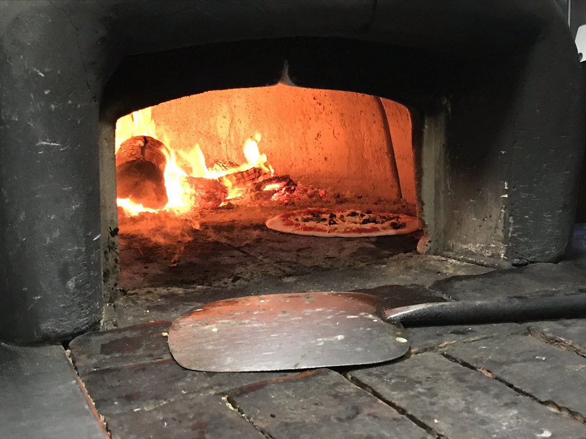 five15design's tweet photo. Dinner sorted #FrancescasPizza #MacBay #Dunedin #FoodTruck https://t.co/YvJ8XJIjsG