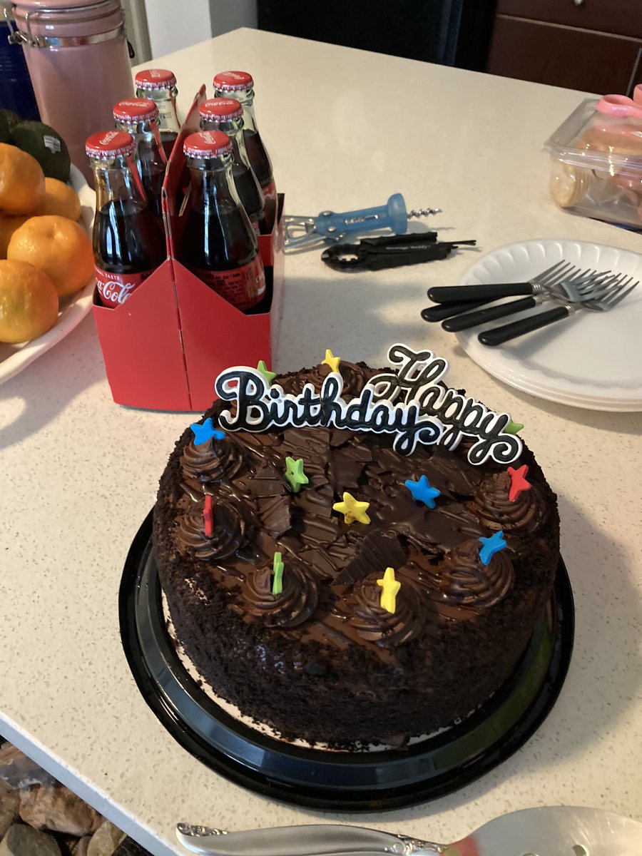 A4angelV's tweet photo. Made a little birthday party for a friend, socially distanced provision, a little gift n lots of love 💕.. She never showed. #DoIeatTheCake ? #AbitSad #BillyNoMates https://t.co/VNBZ4ogpRH