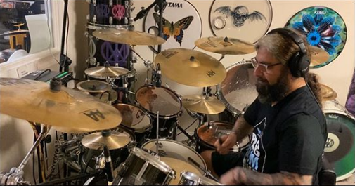 a7x_info's tweet photo. fokus sama logo a7xnya
mantap mike portnoy, tua tua makin menjadi jadi
#avengedsevenfold #a7x https://t.co/PClZDTxeSV