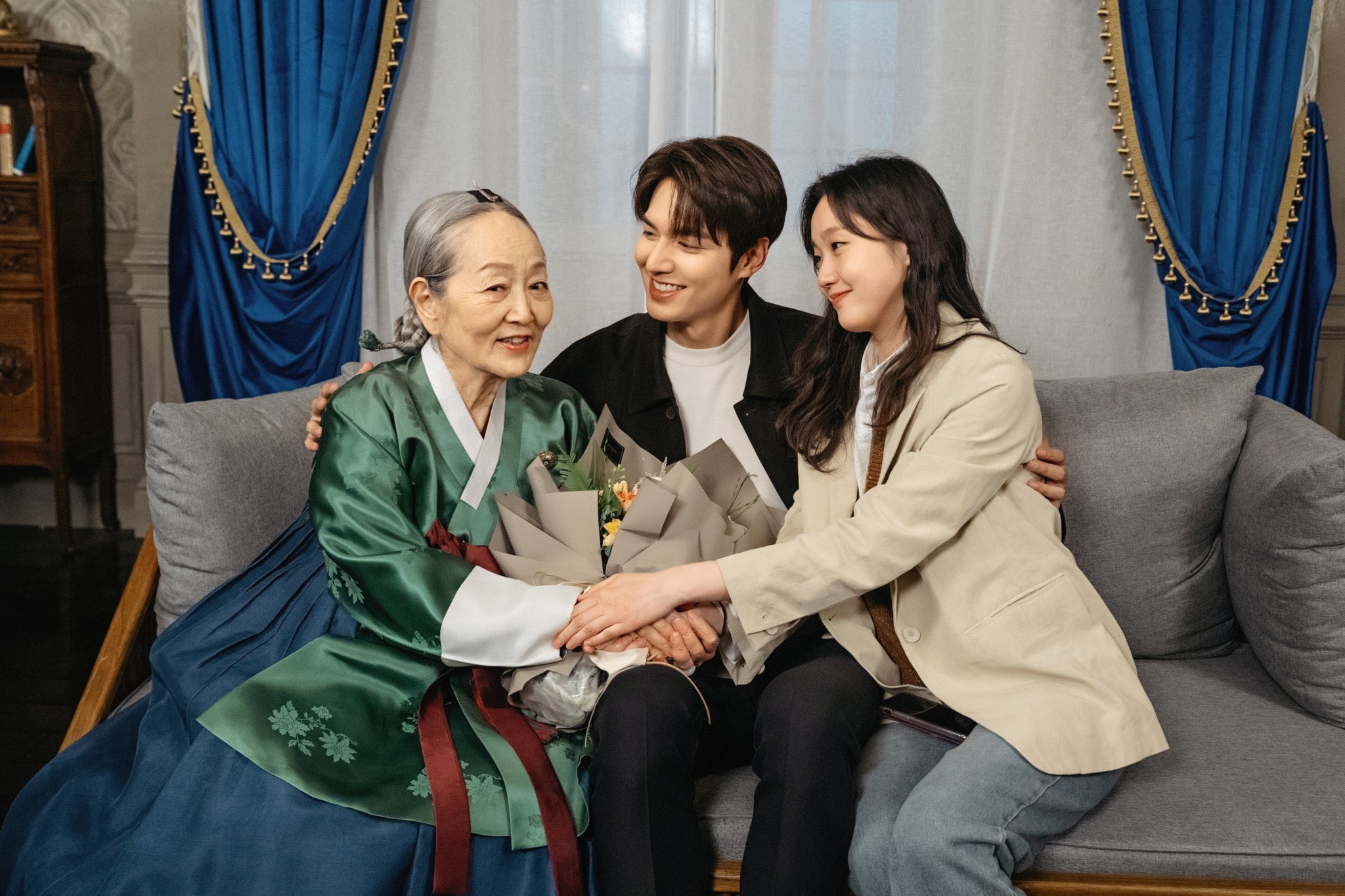 The King: Eternal Monarch on Twitter: &amp;quot;Heartwarming photos of Kim Young Ok with Lee Min Ho and Kim Go Eun! #TheKingEternalMonarch #TheKingEternalMonarchFinale #TheKingEternalMonarchep16 https://t.co/v5S56OpRiR&amp;quot; / Twitter