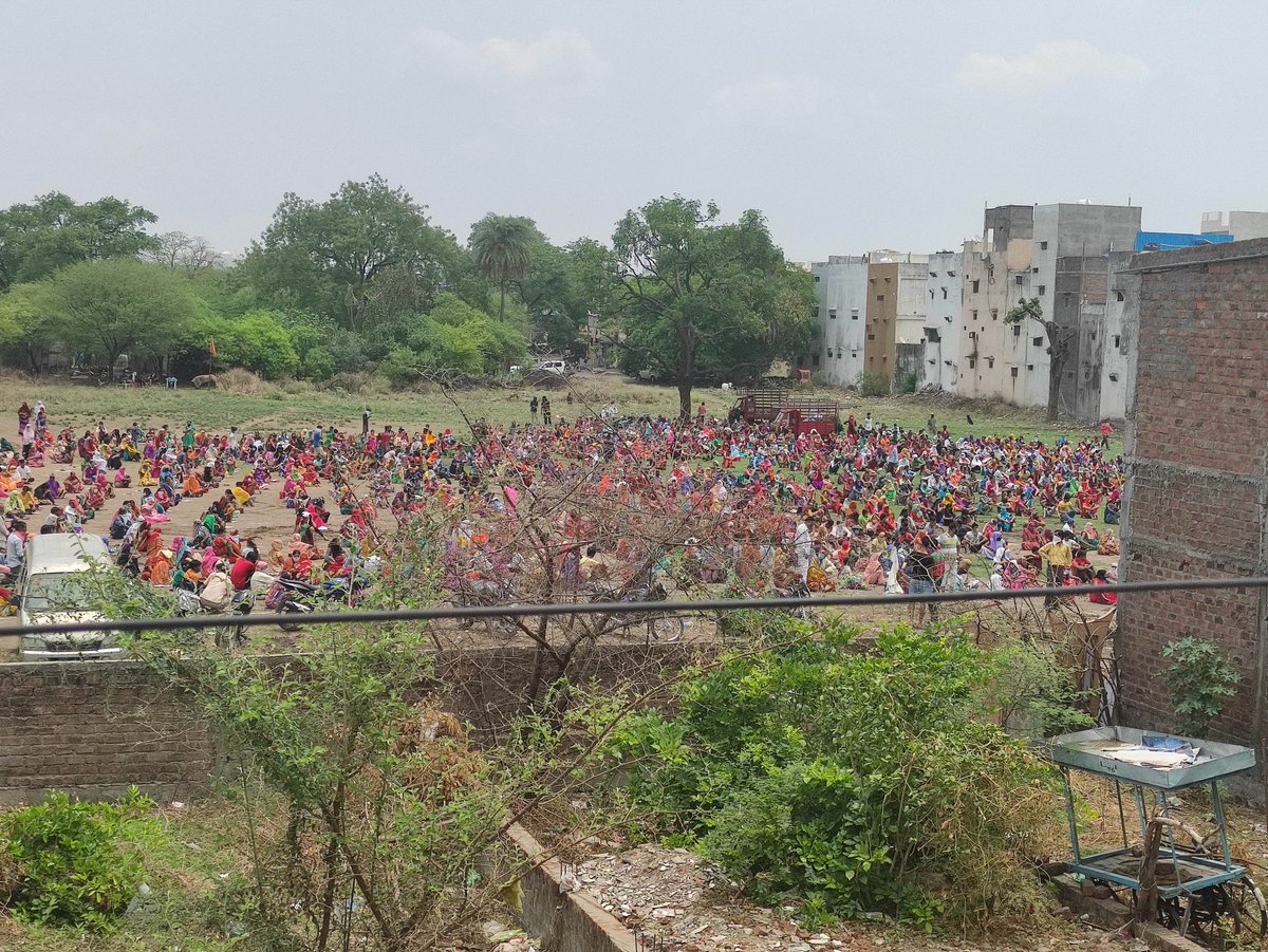 SamDubey_'s tweet photo. Is Corona joke for indori ? this is how indore follow social distancing.

@ManishS00423742
@ChouhanShivraj 
@PMOIndia @narendramodi 

#lockdown #indorefollowsocialdistancing https://t.co/M7viW2Nxl9