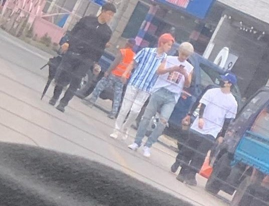 MaiiRaven_ok's tweet photo. Me voy 4 min y 
- Chanyeol aparece tapa de revista rubio y con mullet 
- Sehun con el pelo rosado
- y Changmin se casa!!! SIIII, SE CASAAAA!!!  

UNA YA NO PUEDE TENER VIDAAAA! https://t.co/O0xKSagRd4