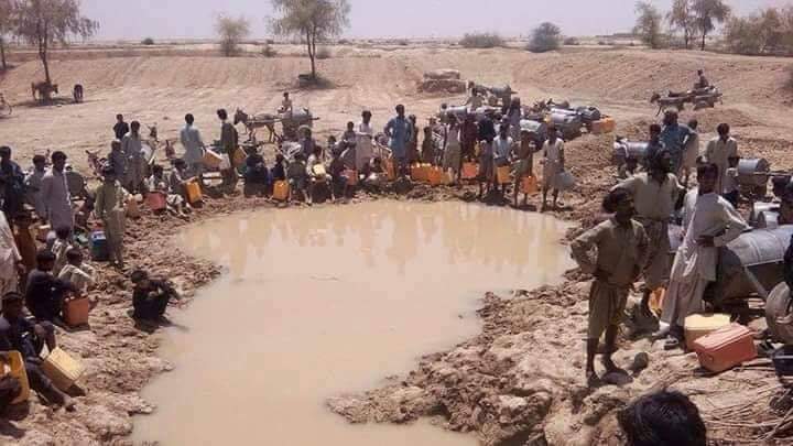 Mirwaiskk's tweet photo. پیٹرول کے پیچھے بوتل اٹھانے پر چیخنے والو سوچو بلوچستان کے عوام نے 70 سال سے پانی کے پیچھے گیلن اٹھانے میں کتنی تکلیف برداشت کی ہوگی؟
Via Fb https://t.co/sDDQbmVq14
