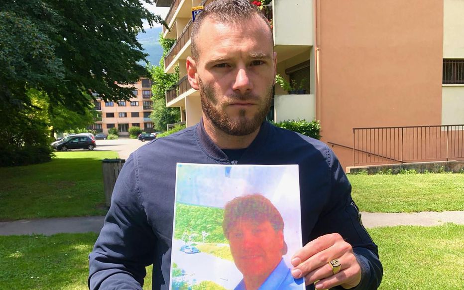 le_Parisien's tweet photo. «On aurait pu éviter ce drame», estime aujourd'hui le fils de Mario Guerinoni. La principale d’un collège de Savoie est jugée ce vendredi pour harcèlement moral après le suicide d’un CPE, en 2015 https://t.co/wn608hJZN8 https://t.co/rOHJqFBWmB