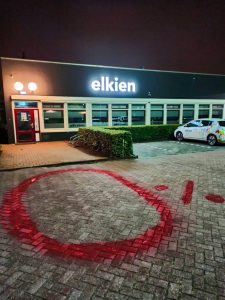 Voor de deur van Elkien hebben ze met stoepkrijt 0% getekend - leomiddelse.nl/sp-leeuwarden-…