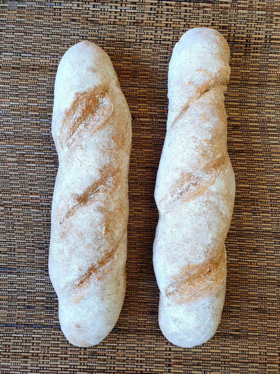 Pan casero de espelta, sigo con las manos en la masa ;)

#pan #bread #panaderia #bakery #panader #reposteria #food #bread #panadero #tortas #panes #foodporn #panartesanal #panaderiaartesanal #instafood #gastronomia #comida #masamadre