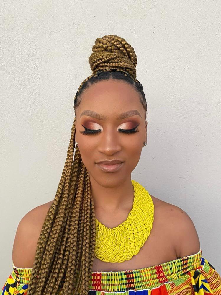 StyleCupid2's tweet photo. The gorgeous Tlotlo Pule rocking our knotless jumbo braids😍😍😍😍😍

Don't forget to call or WhatsApp +26774622705 to book your appointment😉
#PushaBW
#GirltalkBW
#PlugAlertBW https://t.co/wefd2gtHAe