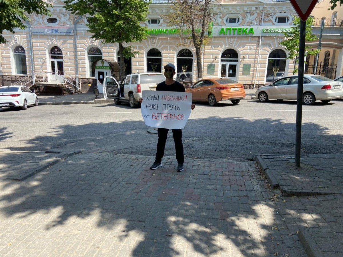 Меньше всего Навальный ожидал, что его штабные клоповники будут пикетировать.
Пока правоохранительные органы молчат, инициативу проявили граждане. В городах, где все еще действуют штабы Навального, прошли пикеты с требованием к блогеру извиниться перед ветераном И.С.Артеменко